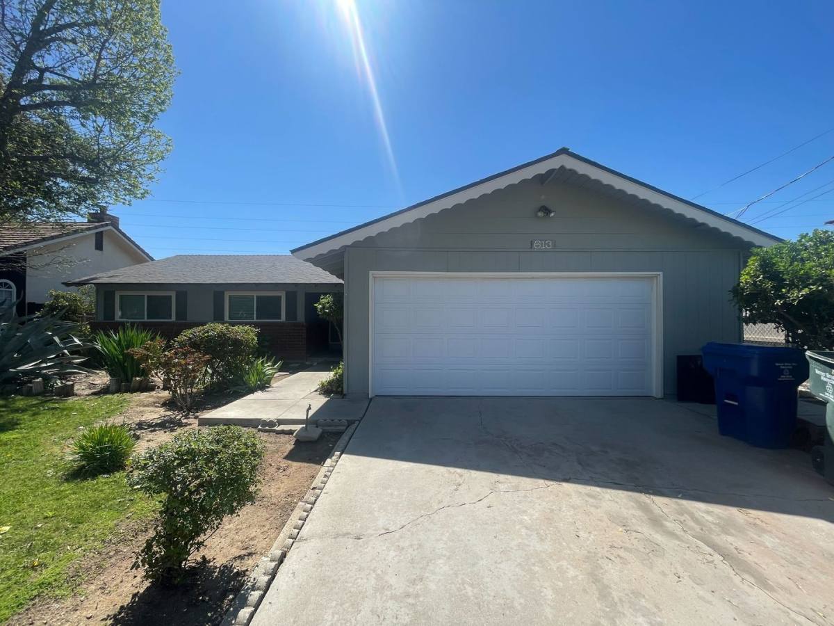 House for rent at 613 McKelvey Ave, Bakersfield, CA 93308