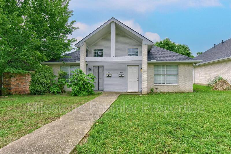 Townhouse for rent at 914 W Houston St #1-1, Sherman, TX 75092