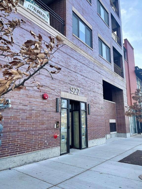 Apartment for rent at 927 W Irving Park Rd #101, Chicago, IL 60613