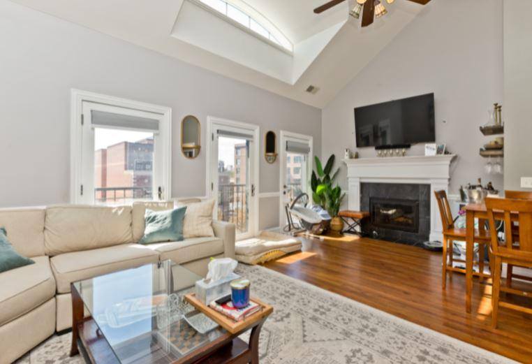 Condo for rent at 930 W Dakin #4W, Chicago, IL 60613