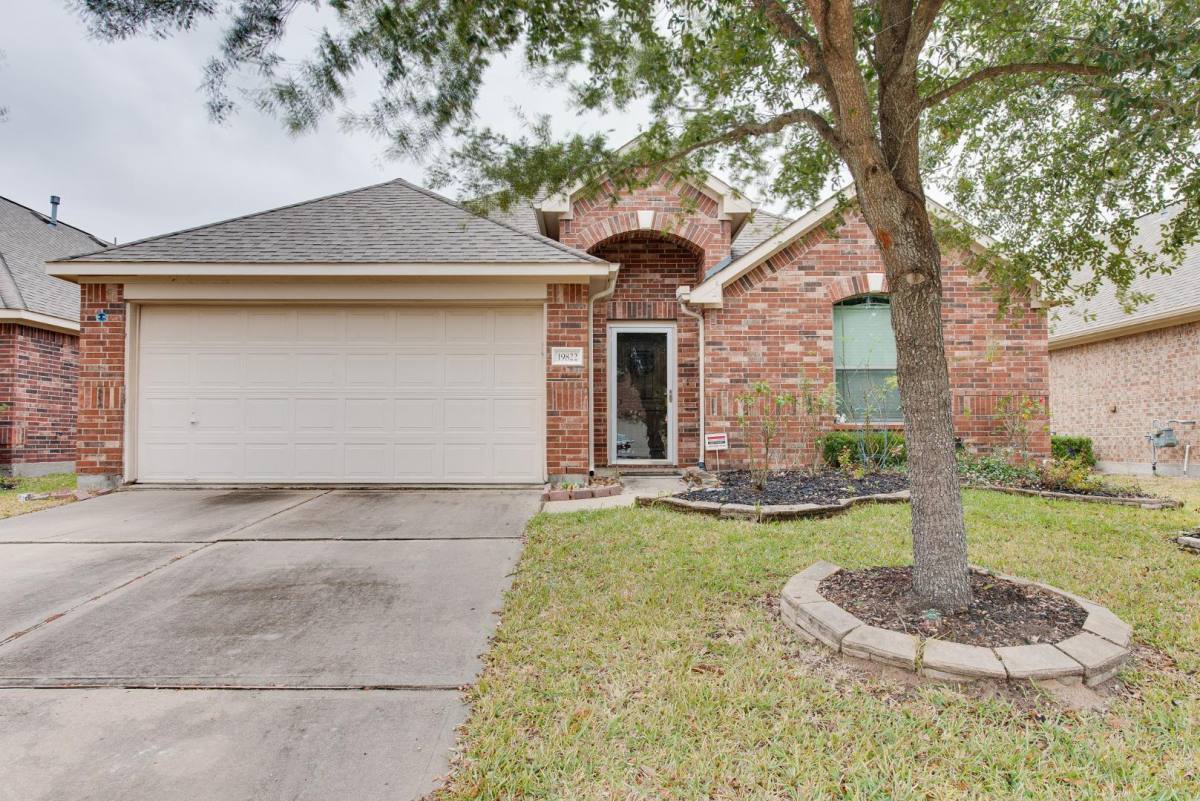 House for rent at Lakemont Manor, 19822 Heron Shadow Court, Richmond, TX 77407