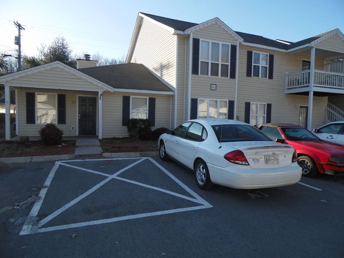 Townhouse for rent at 227 Vinewood Rd, McMinnville, TN 37110