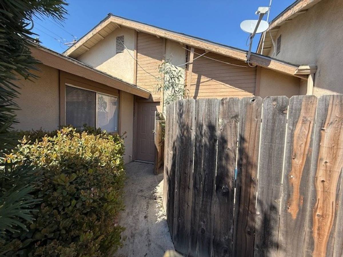 Apartment for rent at 1101-1121 E Noble, Visalia, CA 93292
