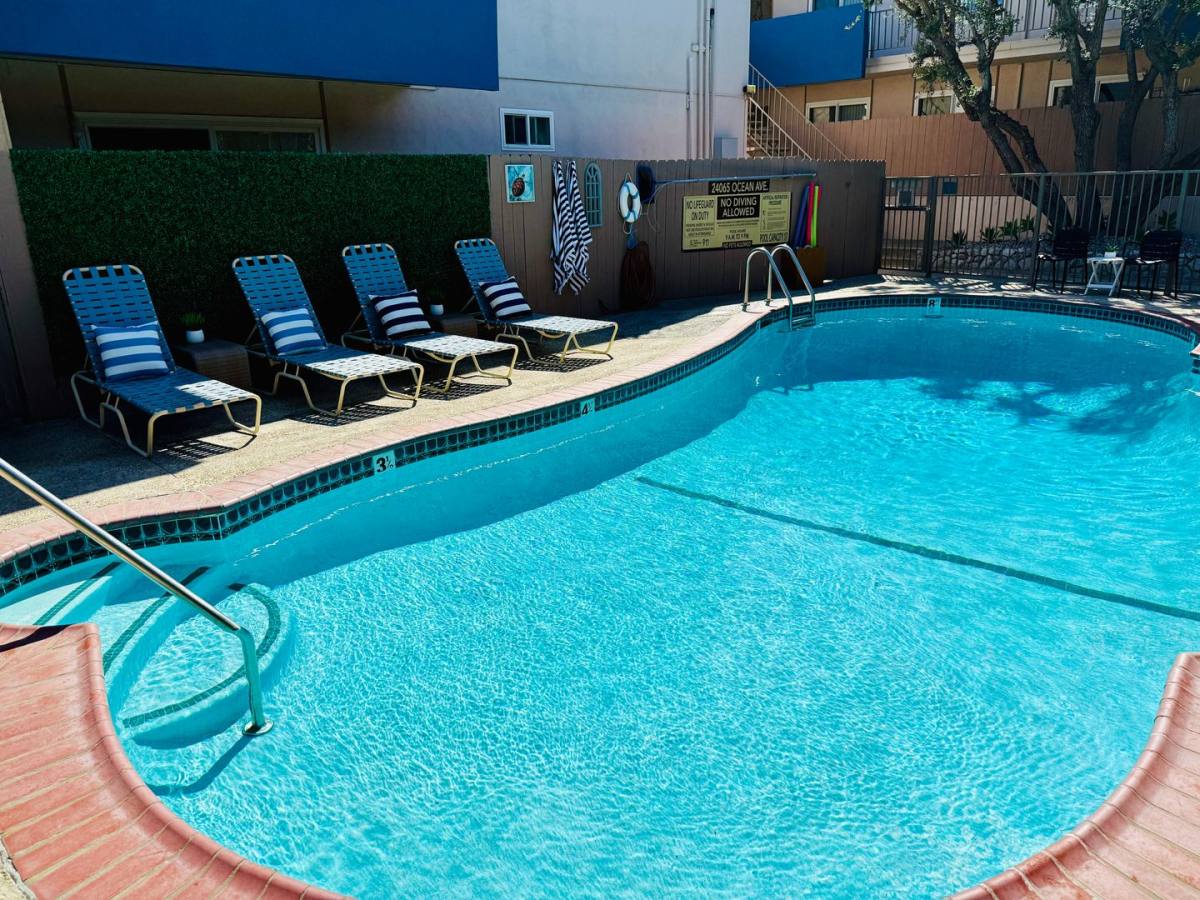 Apartment for rent at 24065 Ocean Ave, Torrance, CA 90505