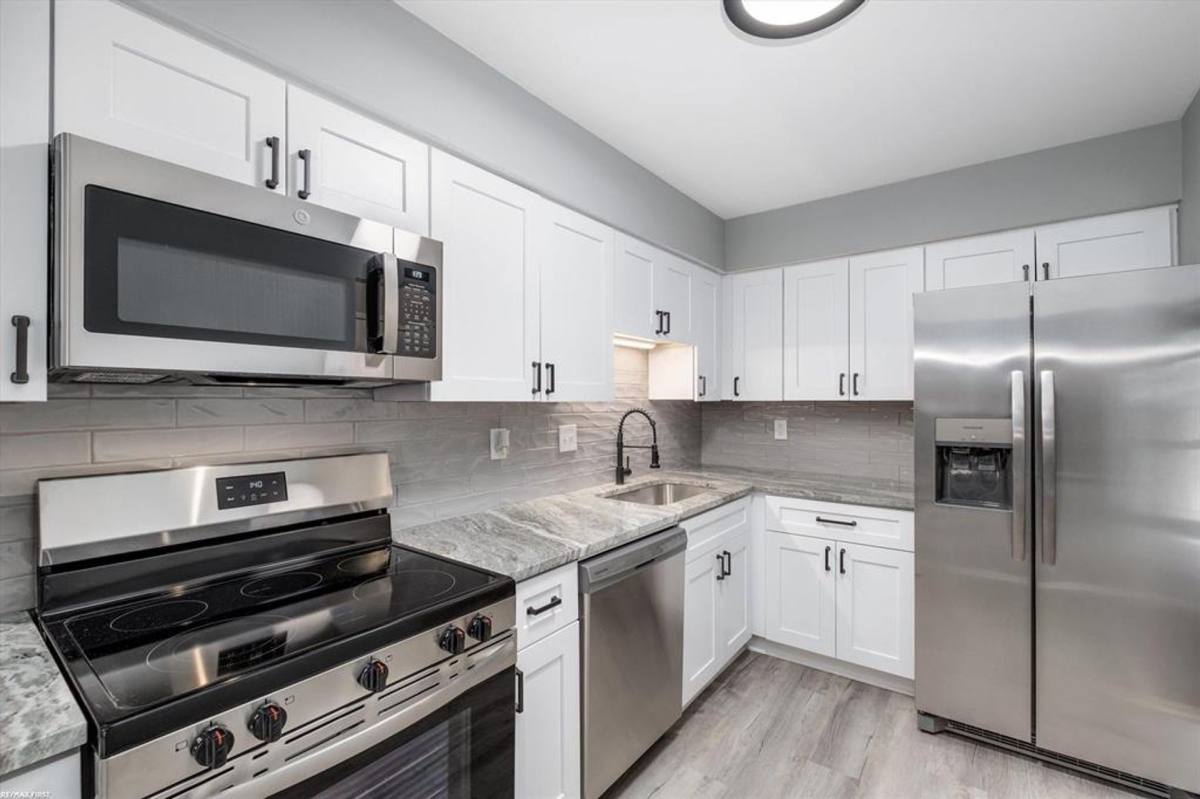 Condo for rent at 30475 W 14 Mile, Farmington, MI 48334