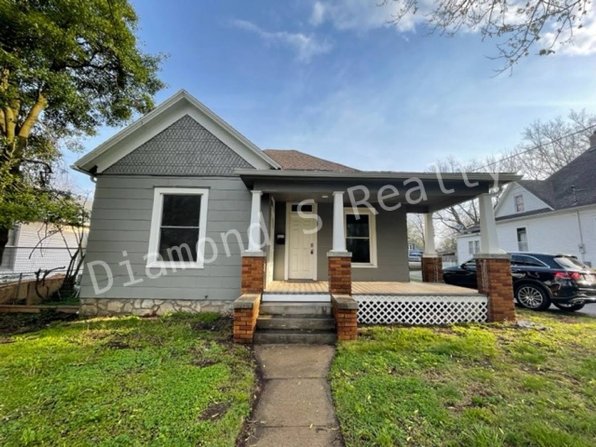 House for rent at 923 W Elm St, Springfield, MO 65806