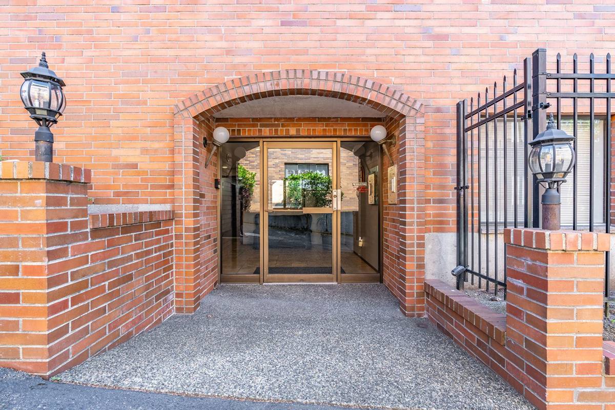 Apartment for rent at 1526 NE 143rd St, Seattle, WA 98125