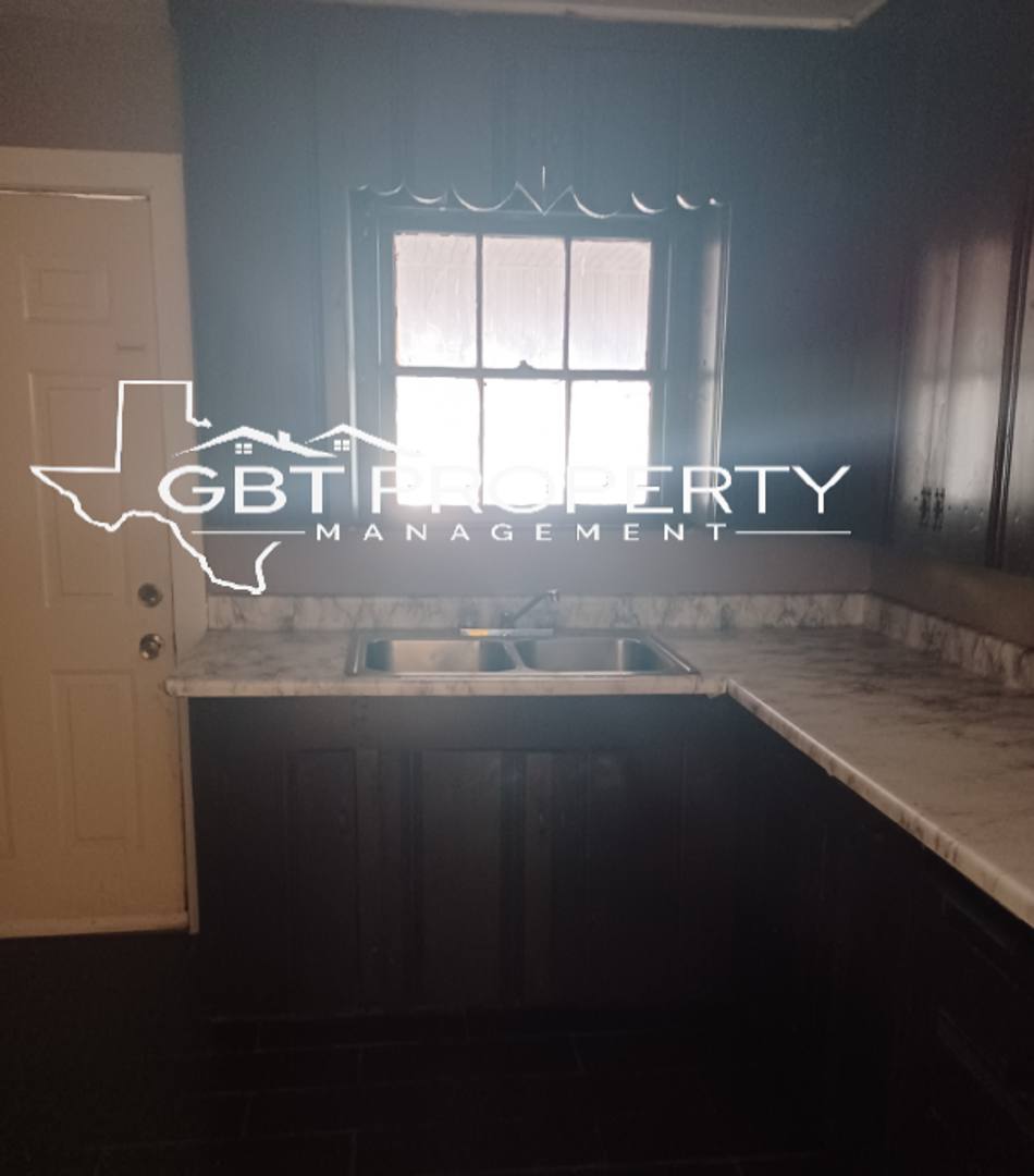 Apartment for rent at 205 - 207 Davis St, Longview, TX 75602