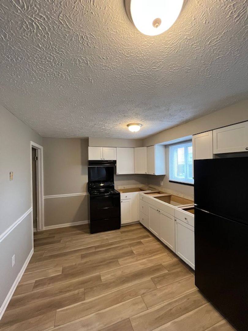Apartment for rent at 1422 N Chapel St, Louisville, OH 44641