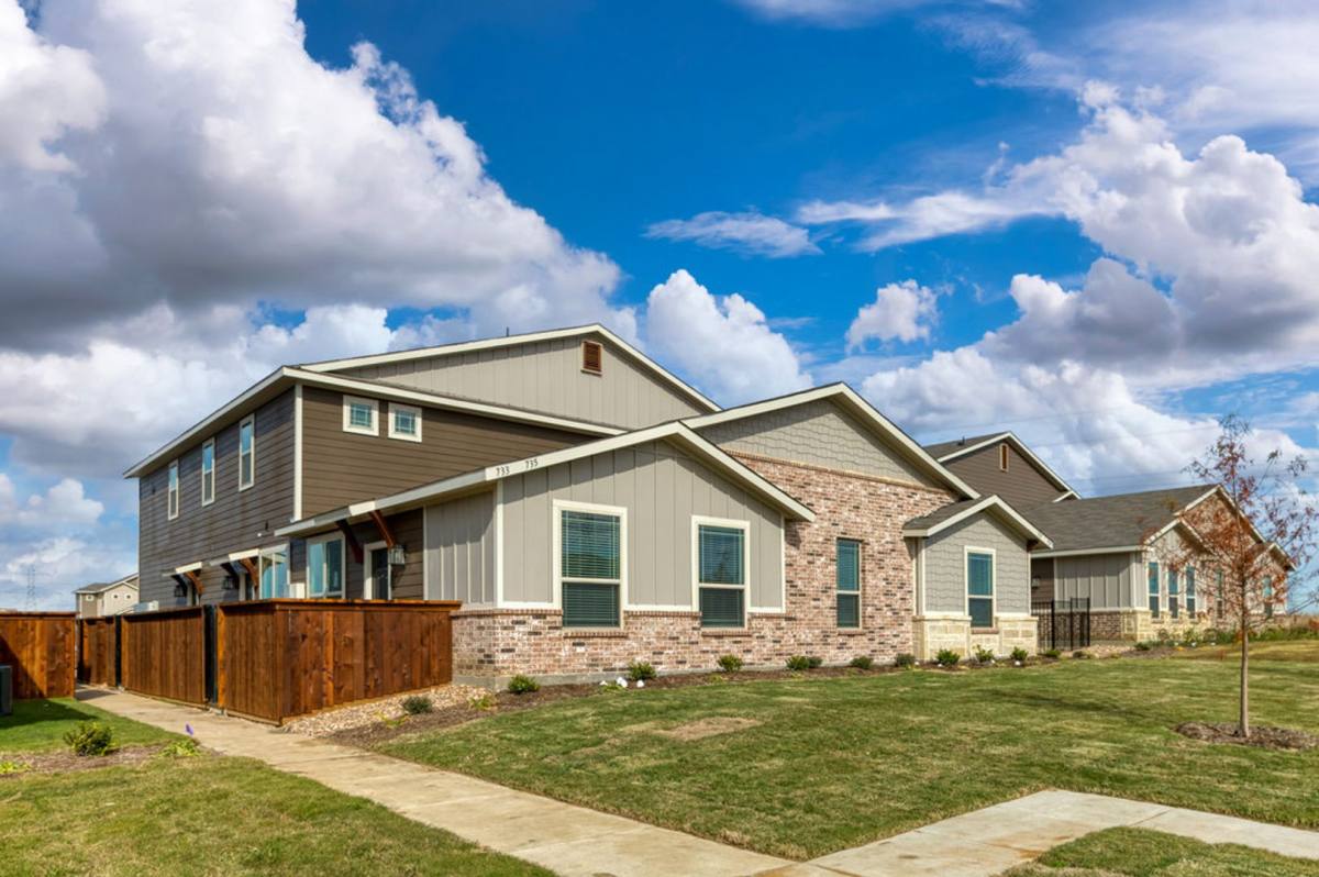 Townhouse for rent at 735 Harvest Moon Dr, Venus, TX 76084
