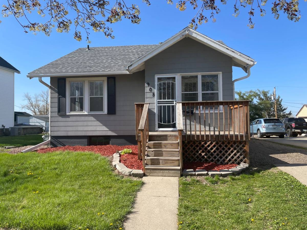 House for rent at 908 E Anson St, Marshalltown, IA 50158