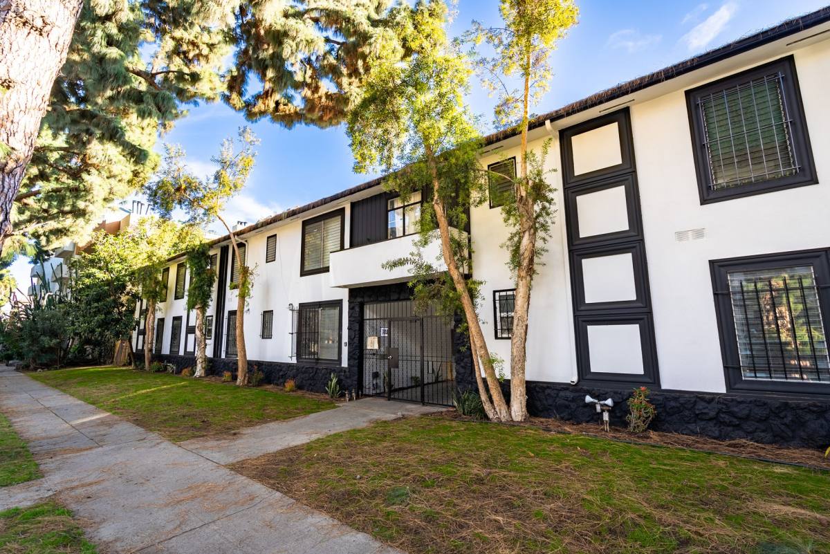 Apartment for rent at 7044 Lanewood Ave, Los Angeles, CA 90028
