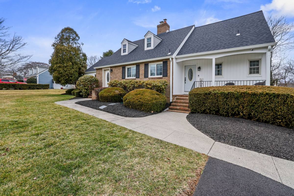 House for rent at 731 W Country Club Dr, Purcellville, VA 20132