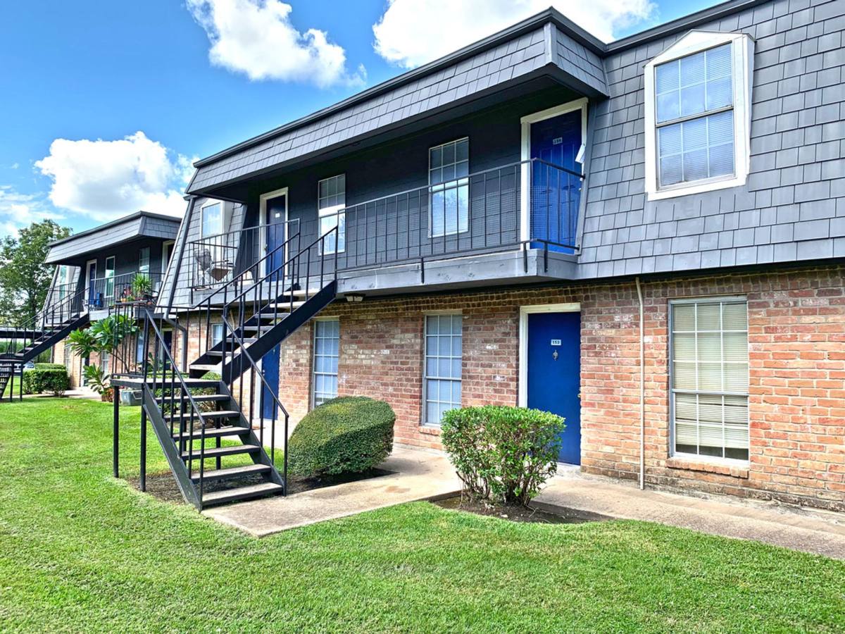 Apartment for rent at 1003 Ave B, Nederland, TX 77627