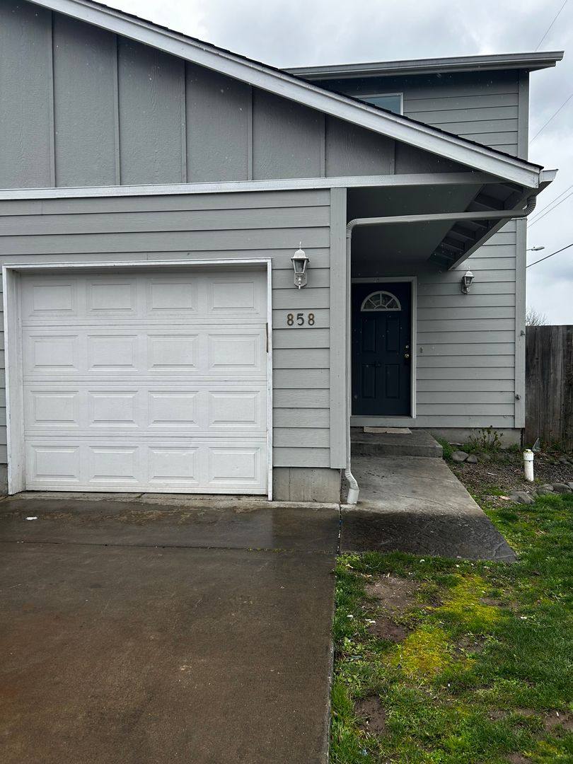 Apartment for rent at 858 & 860 S, Harrisburg, OR 97446