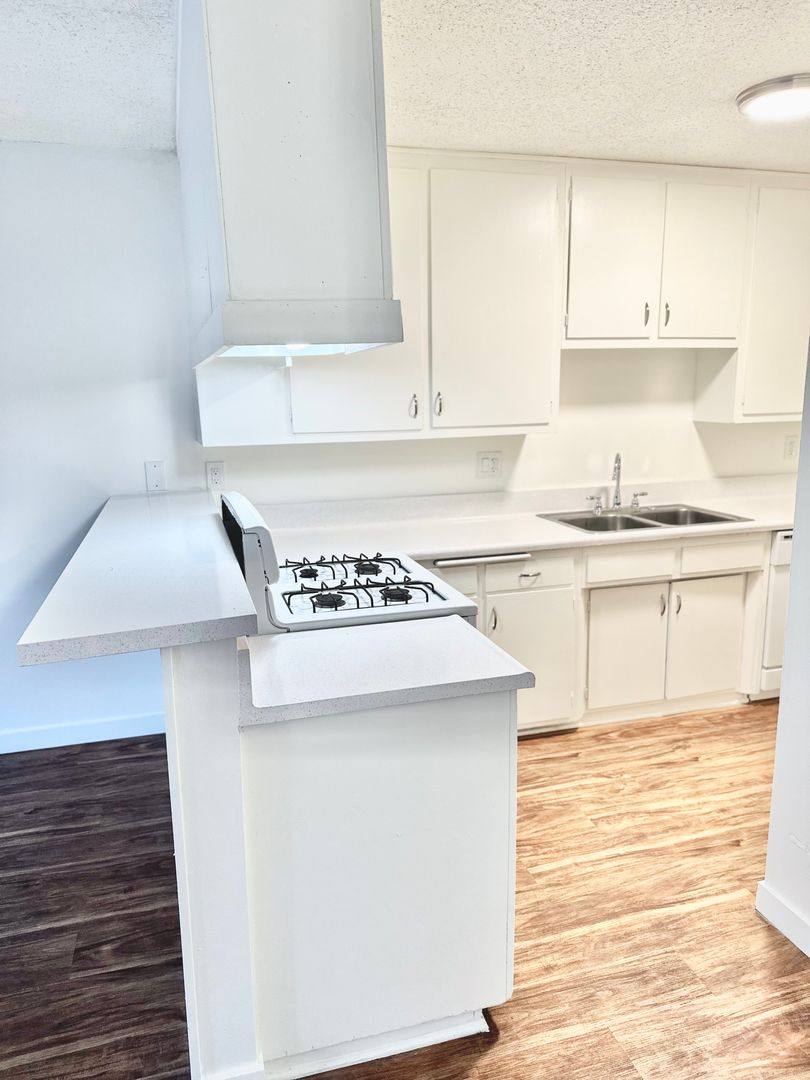 Townhouse for rent at 2950 W Lynrose Dr, Anaheim, CA 92804