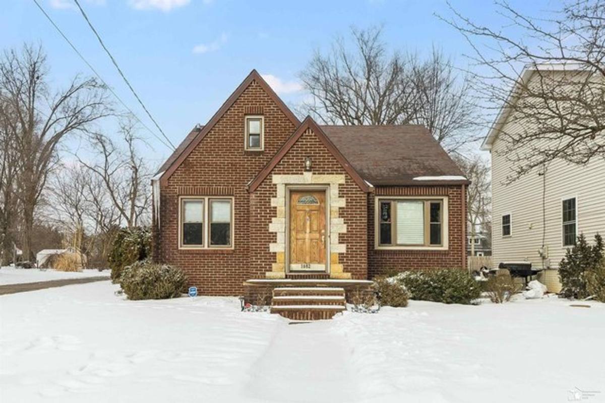 House for rent at 1082 Washington St, Temperance, MI 48182