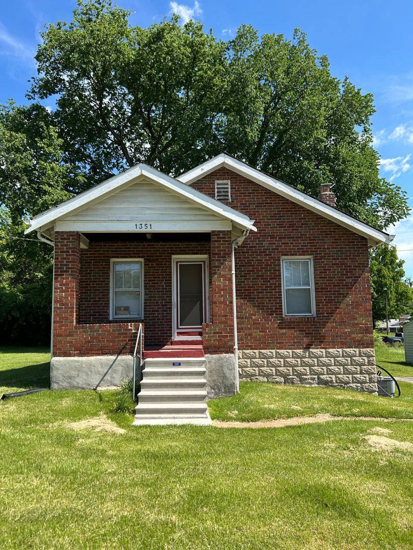 House for rent at 1351 Chambers Rd, Saint Louis, MO 63135
