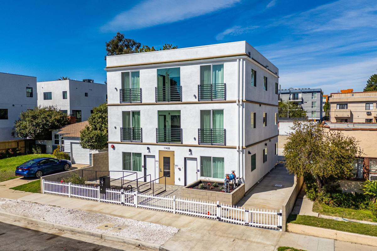 Apartment for rent at 11435 Cumpston St, North Hollywood, CA 91601