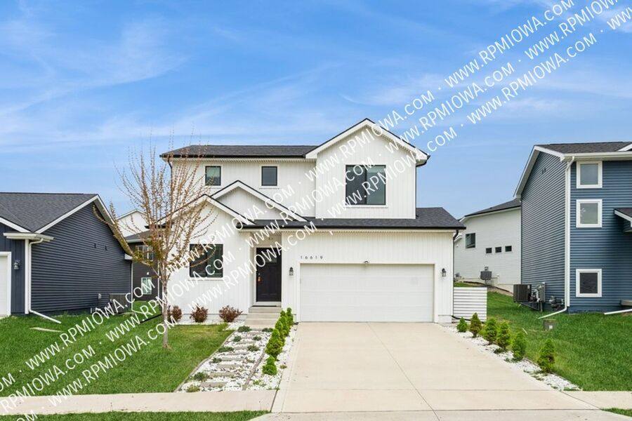 House for rent at 16619 Oakwood Dr, Urbandale, IA 50322