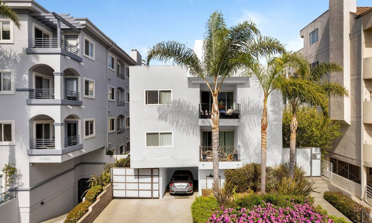Apartment for rent at 11915 Darlington Ave, Los Angeles, CA 90049