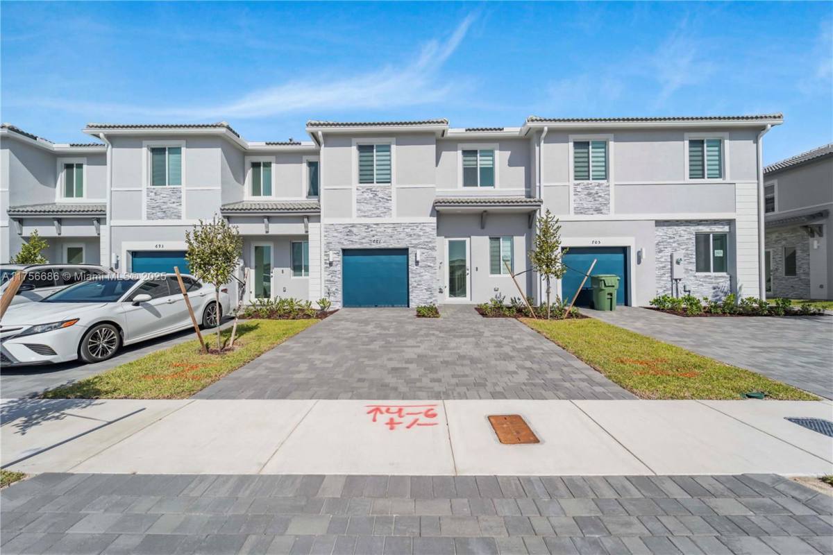 Townhouse for rent at 701 SE 13th St Circle, Homestead, FL 33034