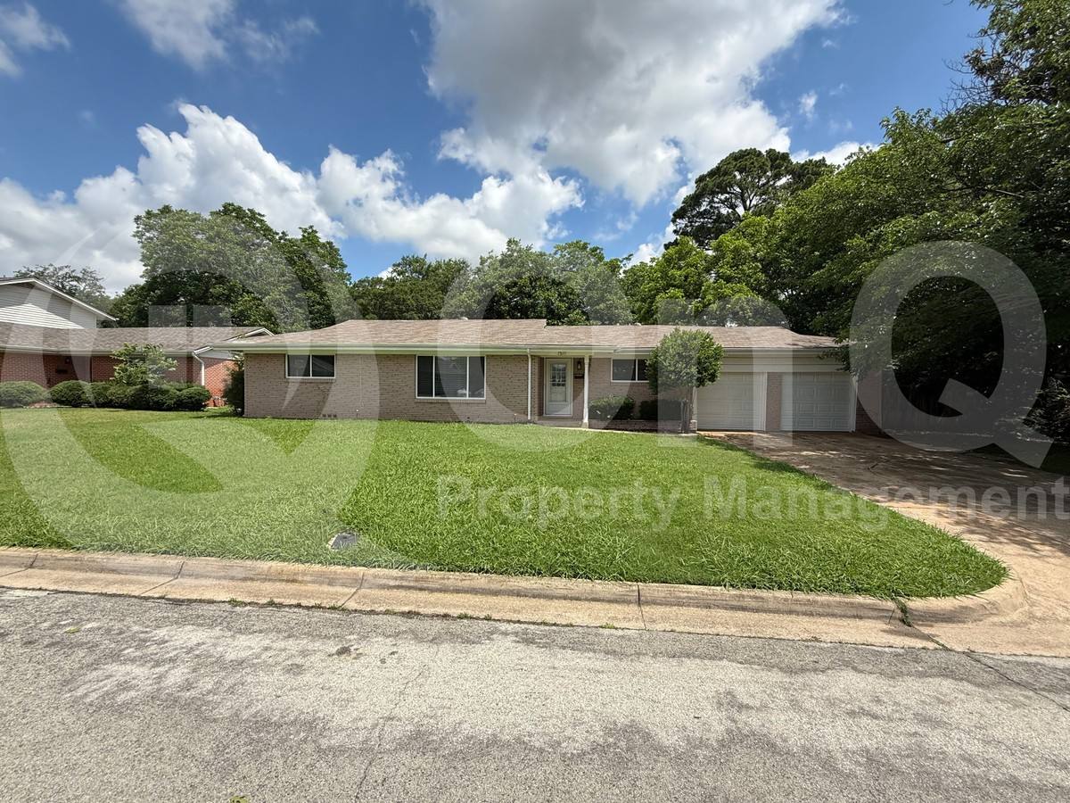 House for rent at 1511 University Dr, Arlington, TX 76013