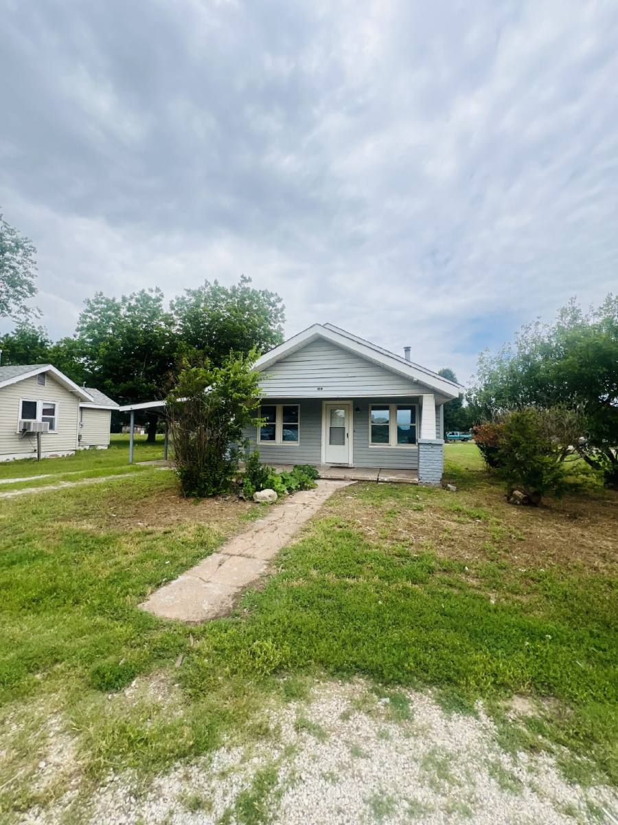 House for rent at 109 N 2nd St, Perry, OK 73077