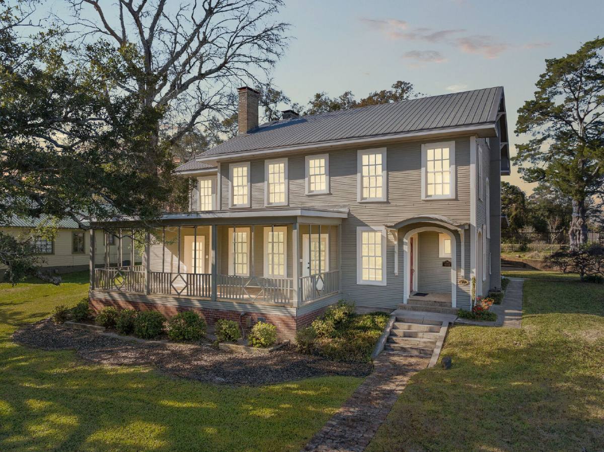 House for rent at 300 S 8th St, Leesville, LA 71446