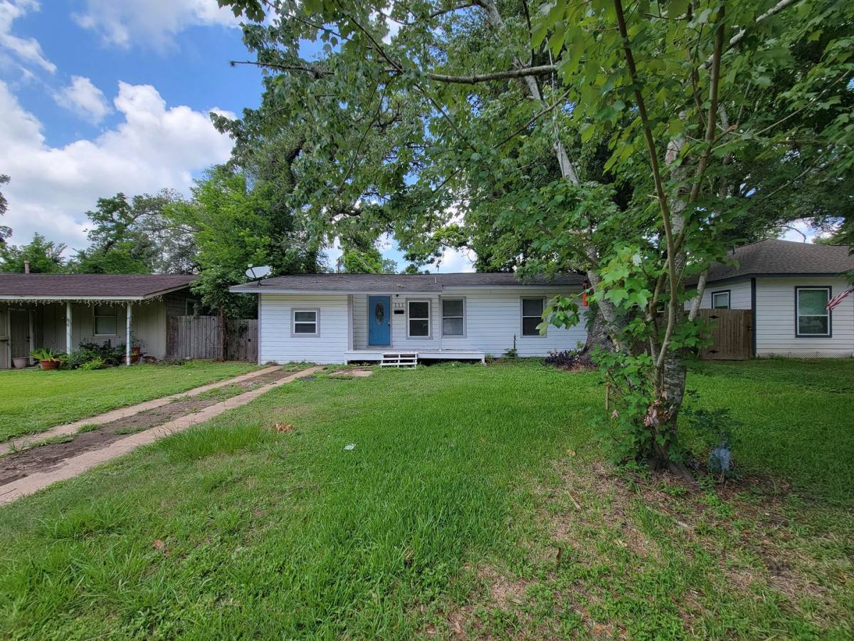 House for rent at 111 Wisteria St, Lake Jackson, TX 77566
