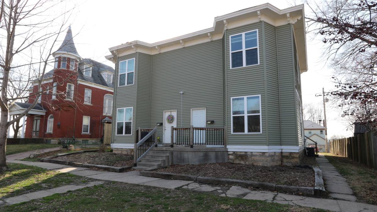 Apartment for rent at 813, 815 N, Burlington, IA 52601