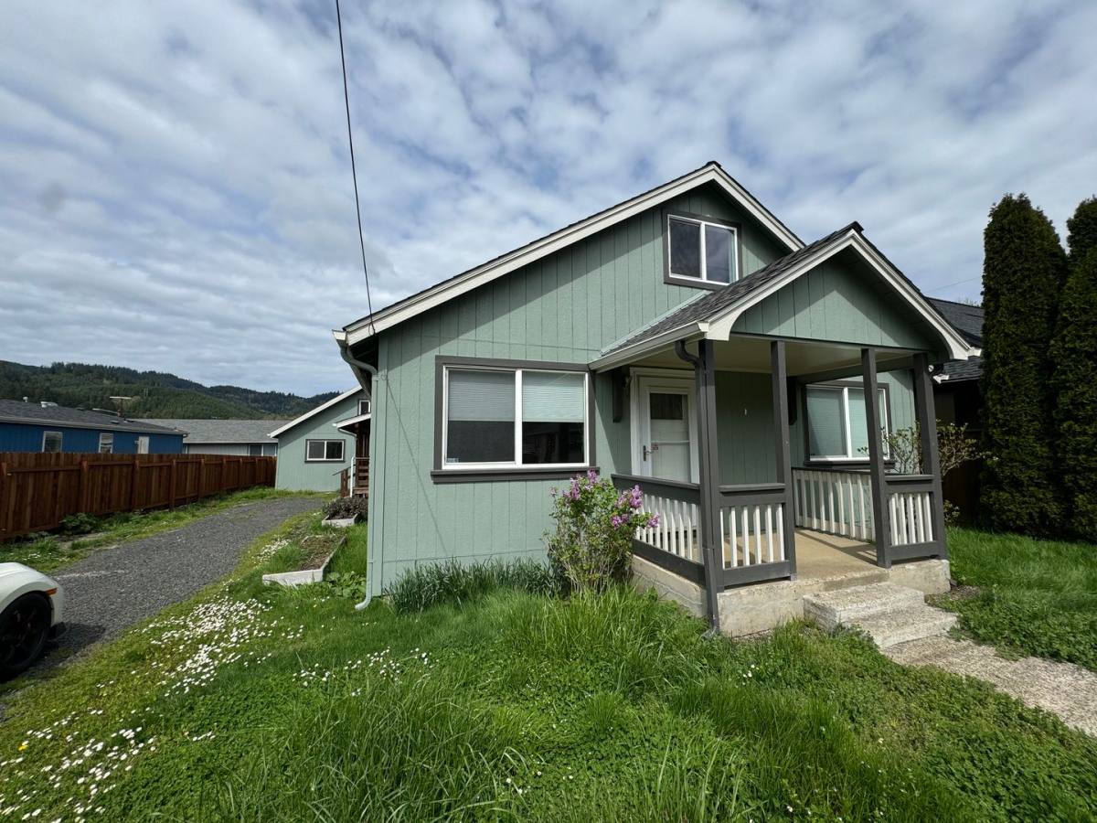 House for rent at 212 Moreland Ave, Drain, OR 97435