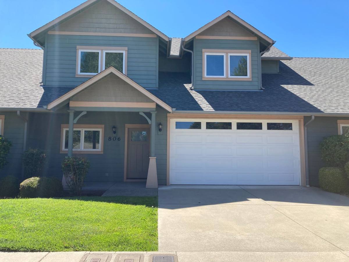 Townhouse for rent at 806 SW Kinsington Court, Grants Pass, OR 97526