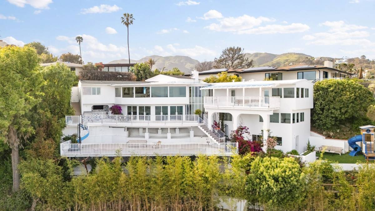 House for rent at 17440 Revello Dr, Pacific Palisades, CA 90272