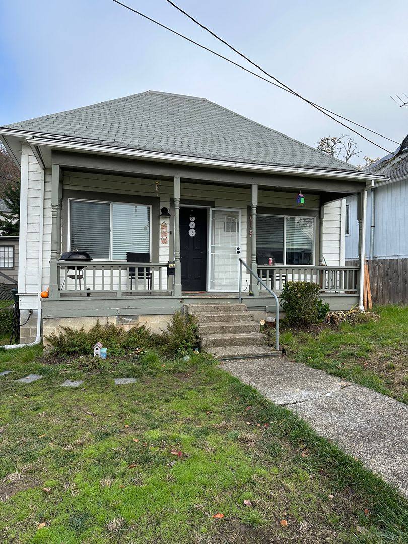House for rent at 347 SE Pitzer St, Roseburg, OR 97470