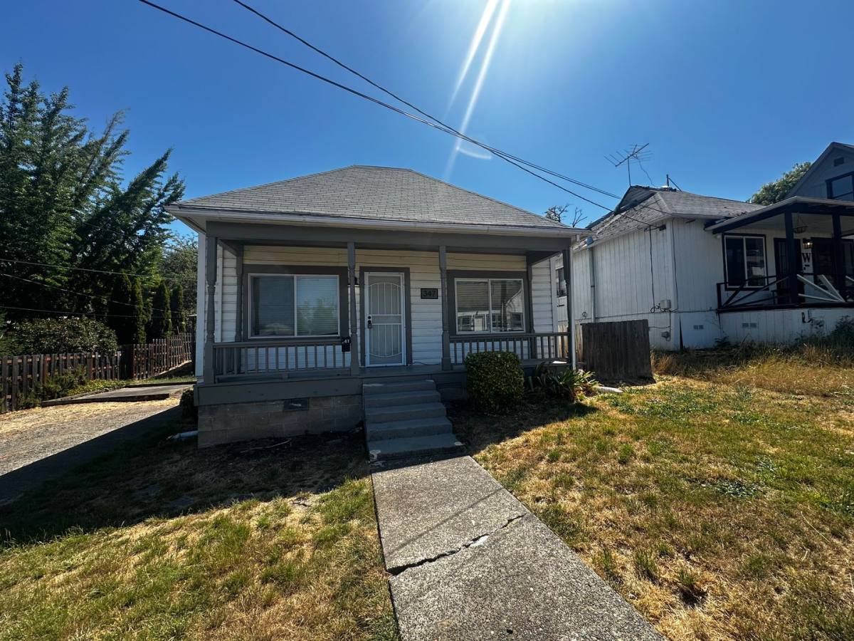 House for rent at 347 SE Pitzer St, Roseburg, OR 97470