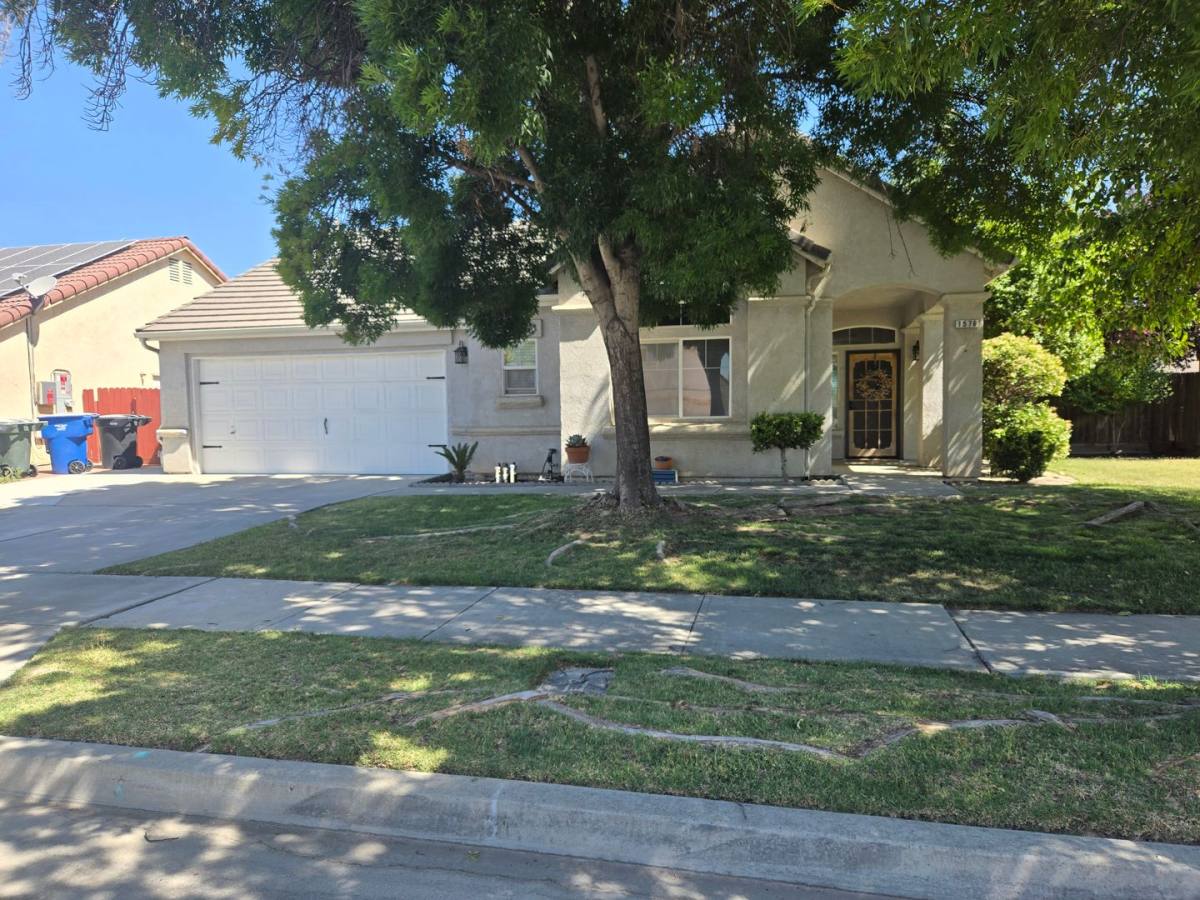 House for rent at 1576 Castle Way, Lemoore, CA 93245