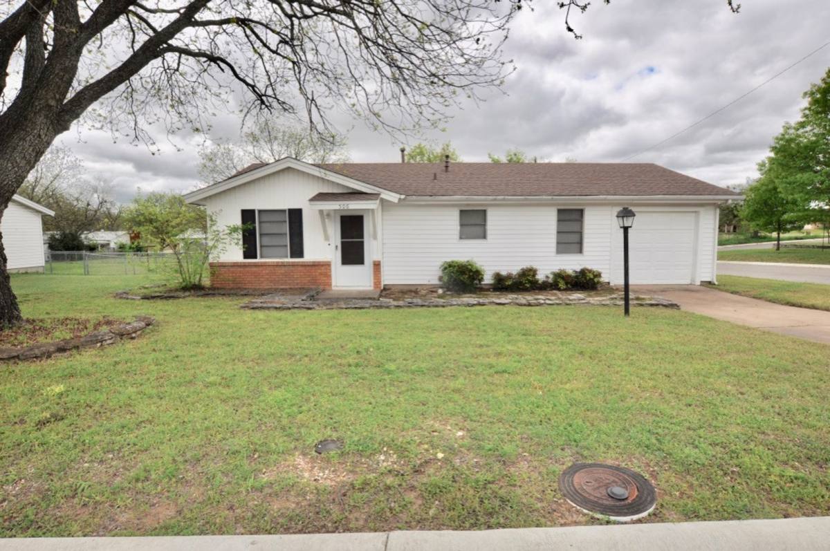 House for rent at 506 Fegan St, Weatherford, TX 76086
