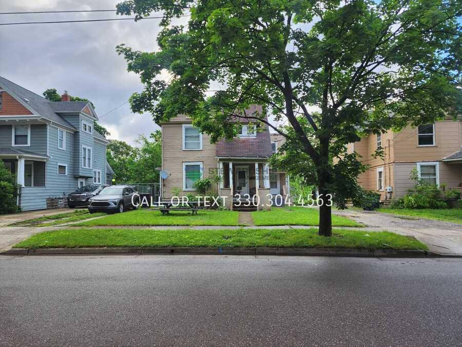 Apartment for rent at 147 Rhodes Ave, Akron, OH 44302