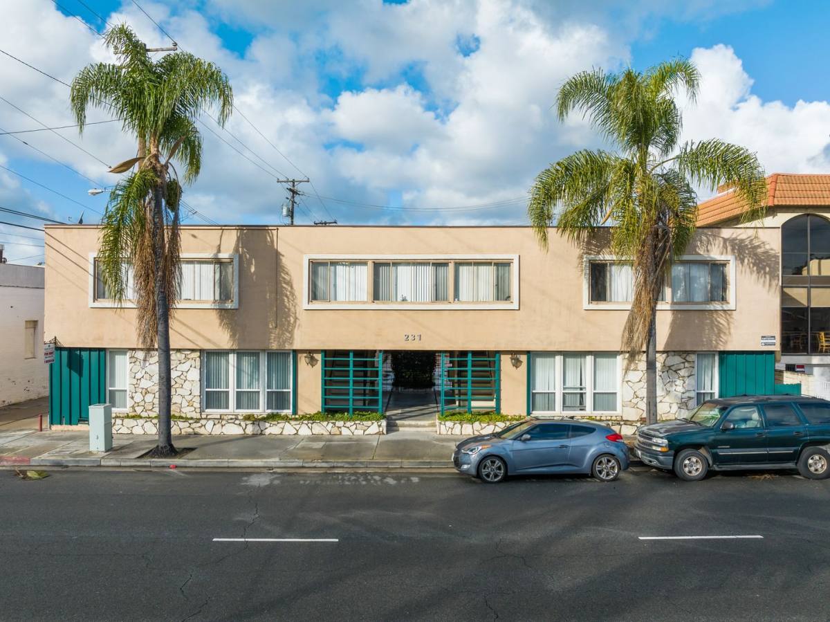 Apartment for rent at 231 Redondo Ave, Long Beach, CA 90803
