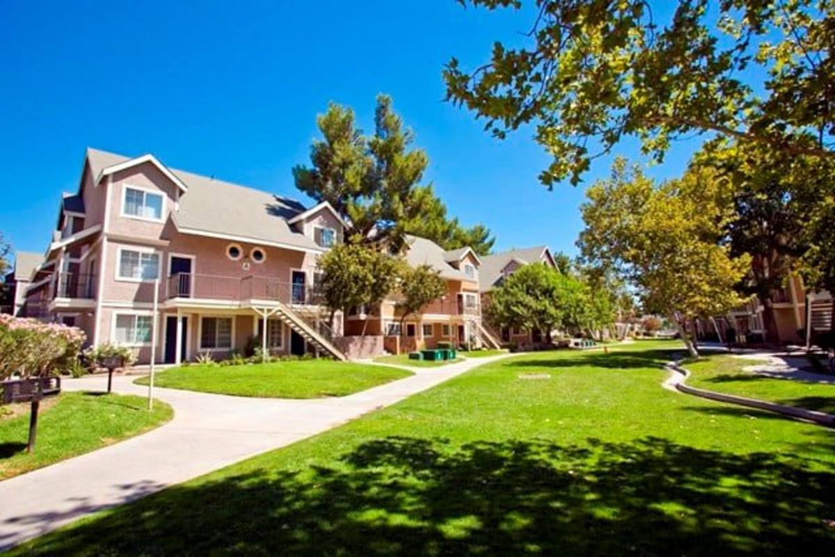 Townhouse for rent at 27520 Sierra Highway, Canyon Country, CA 91351
