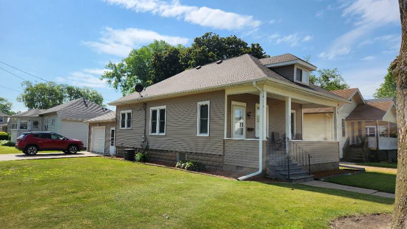 House for rent at 1012 5th Ave, Sterling, IL 61081