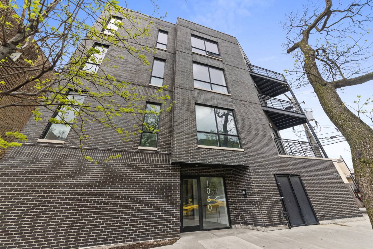 Apartment for rent at 1050 W Cornelia Ave #302, Chicago, IL 60657