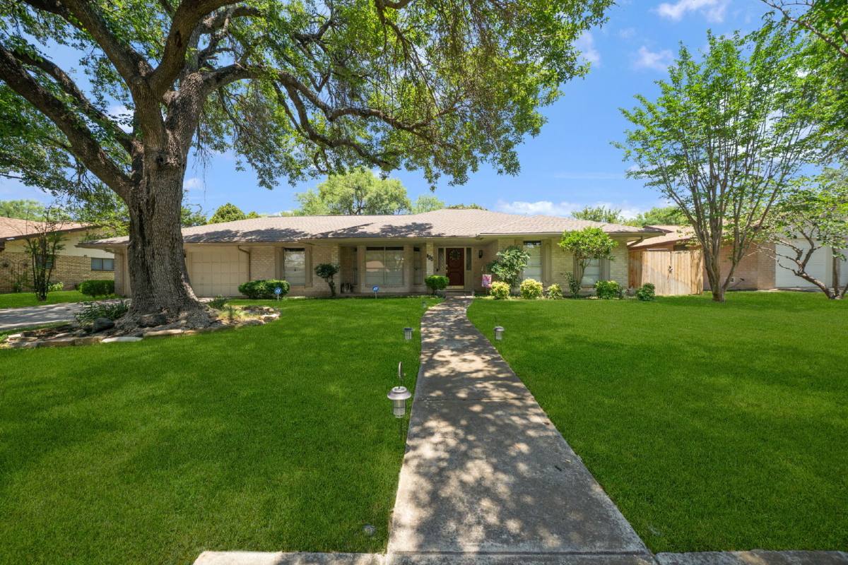 House for rent at 425 Crestwind Way, San Antonio, TX 78239