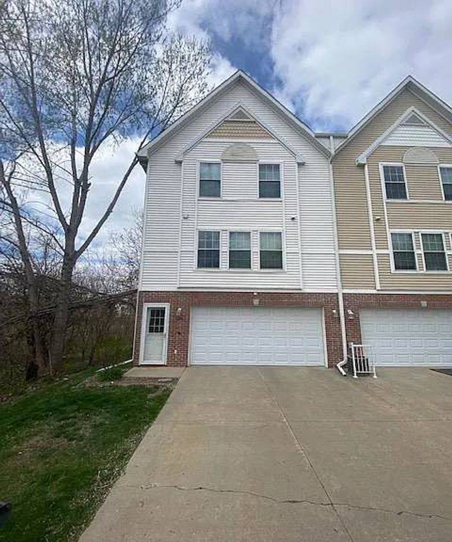 Townhouse for rent at 1235 SE Village View Lane, Ankeny, IA 50021
