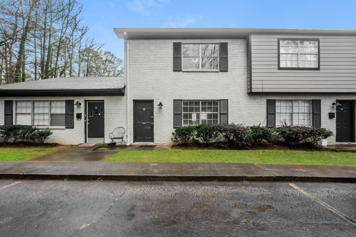 Townhouse for rent at 2721 White Oak Dr, Decatur, GA 30032