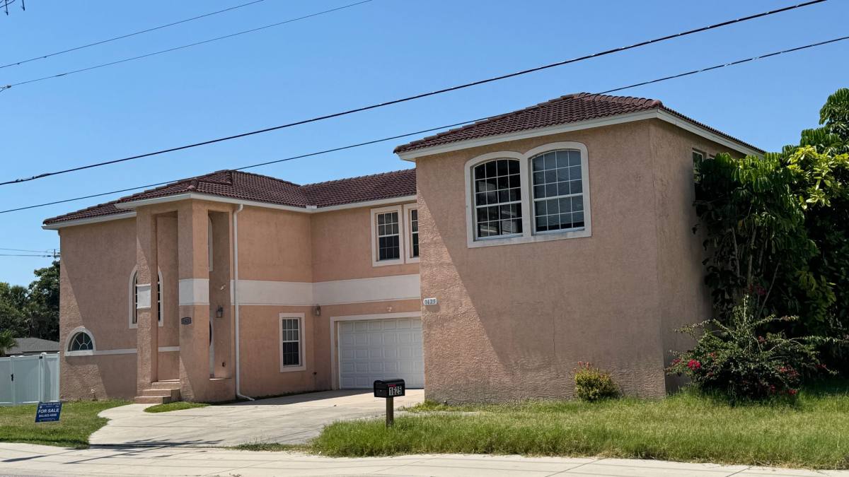 Townhouse for rent at 1625 Dr Martin Luther King Way, Sarasota, FL 34234