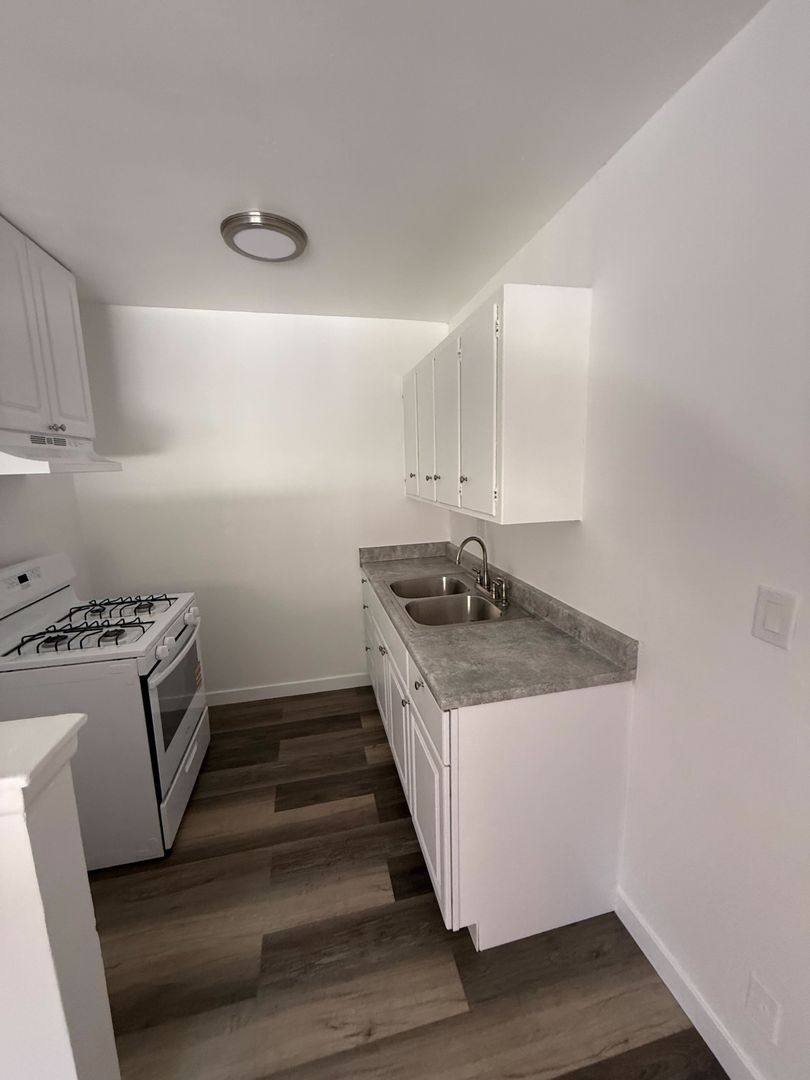 Apartment for rent at 923-927 S Standard Ave, Santa Ana, CA 92701