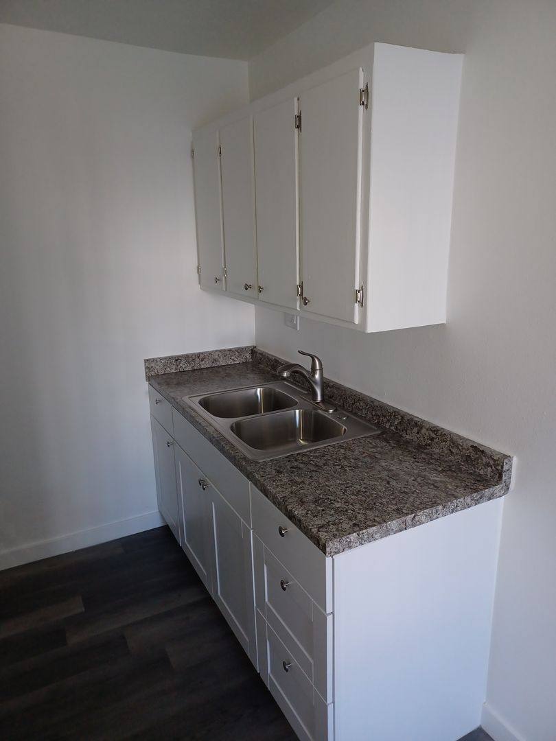 Apartment for rent at 923-927 S Standard Ave, Santa Ana, CA 92701