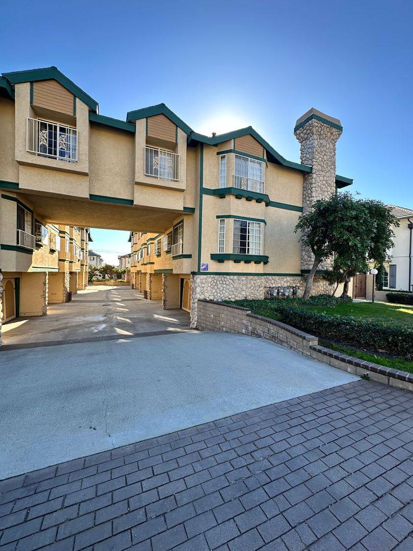Townhouse for rent at 132 Diamond St, Arcadia, CA 91006